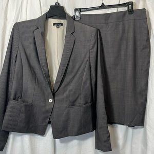 Ann Taylor sz 12 pencil skirt suit excellent condition, gray pinstripe